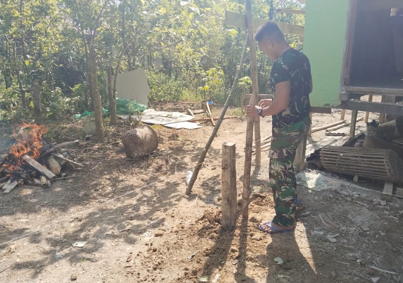 Pengerjaan RTLH Ibu Yustina Atoh Semakin Maju, Satgas TMMD Kodim 1206/Putussibau Percepat Proses Penyelesaian
