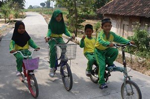Keceriaan Anak-Anak Kesongo Pasca Pembangunan Jalan TMMD 129