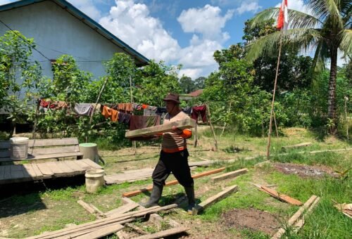 Rehabilitasi RTLH: TNI dan Masyarakat Bersinergi Bongkar Rumah Dedi Dores