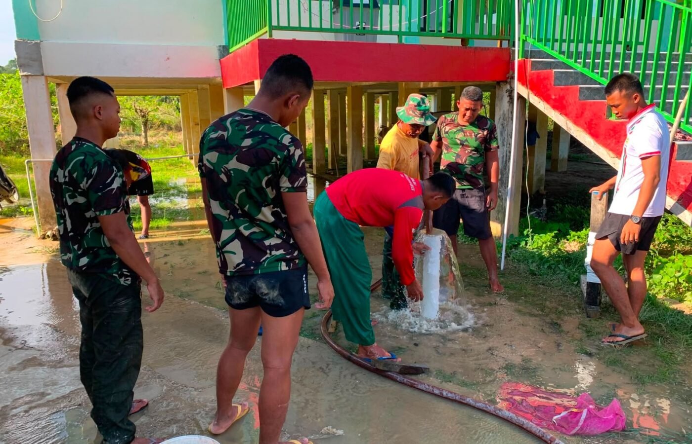 Mewujudkan Akses Air Bersih, Satgas TMMD Bangun Sumur di Masjid Al-Hidayah
