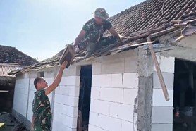 Menghadapi Terik Matahari di Kedungadem: Dedikasi Satgas TMMD 129 Bojonegoro untuk Mbah Samijan
