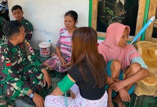 Kedekatan Manusia dan TNI: Keberadaan Satgas TMMD 129 Bojonegoro Membawa Layanan Kesehatan Kepada Warga Kedungpandan