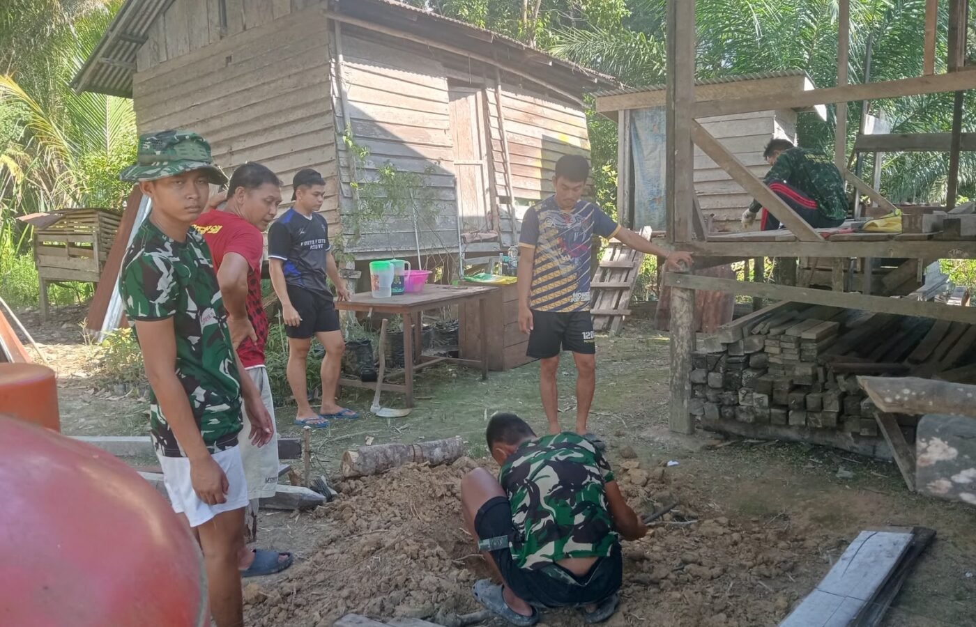 Satgas TMMD Kodim 1206/Putussibau Mulai Proyek RTLH Ibu Marsiana