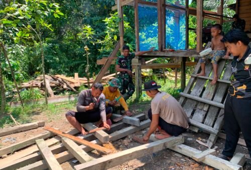 Kebersamaan TNI dan Masyarakat Percepat Pembangunan RTLH TMMD di Ulak Pauk