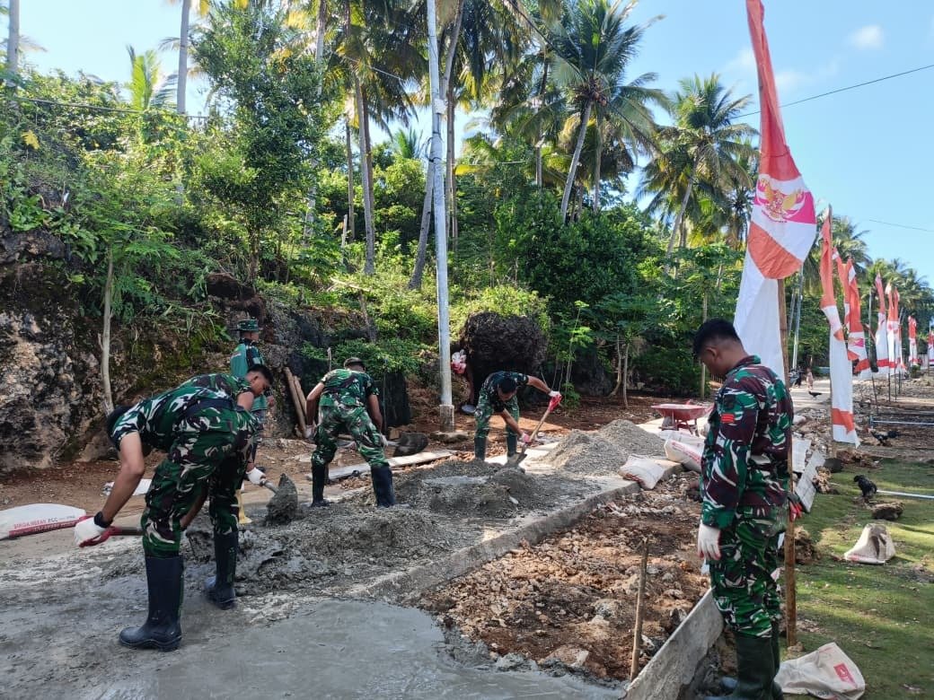 Pengerjaan Rabat Beton Jalan Oleh Satgas TMMD Ke-129 Kodim 1311/Morowali Makin Dipercepat
