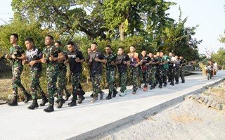 Semangat Sore TMMD 129 di Bojonegoro: Olahraga Bersama Menjalin Keakraban