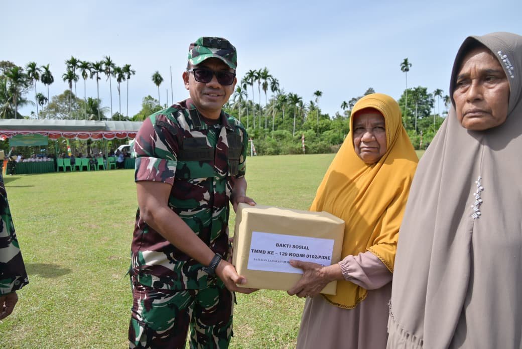 Pemberian Bantuan Sosial oleh Waaster Kasdam IM Bersama Dandim 0102/Pidie di Pembukaan TMMD Ke-129