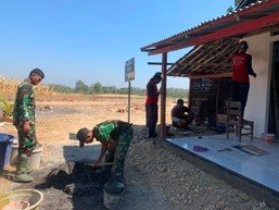 Kebersamaan TNI dan Warga Kesongo dalam TMMD 129: Mewujudkan Rumah Layak untuk Wagini