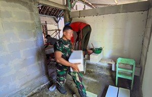 Kompak dalam Kerja Bakti, Satgas TMMD 129 Bojonegoro Perbaiki Rumah Koko Margono