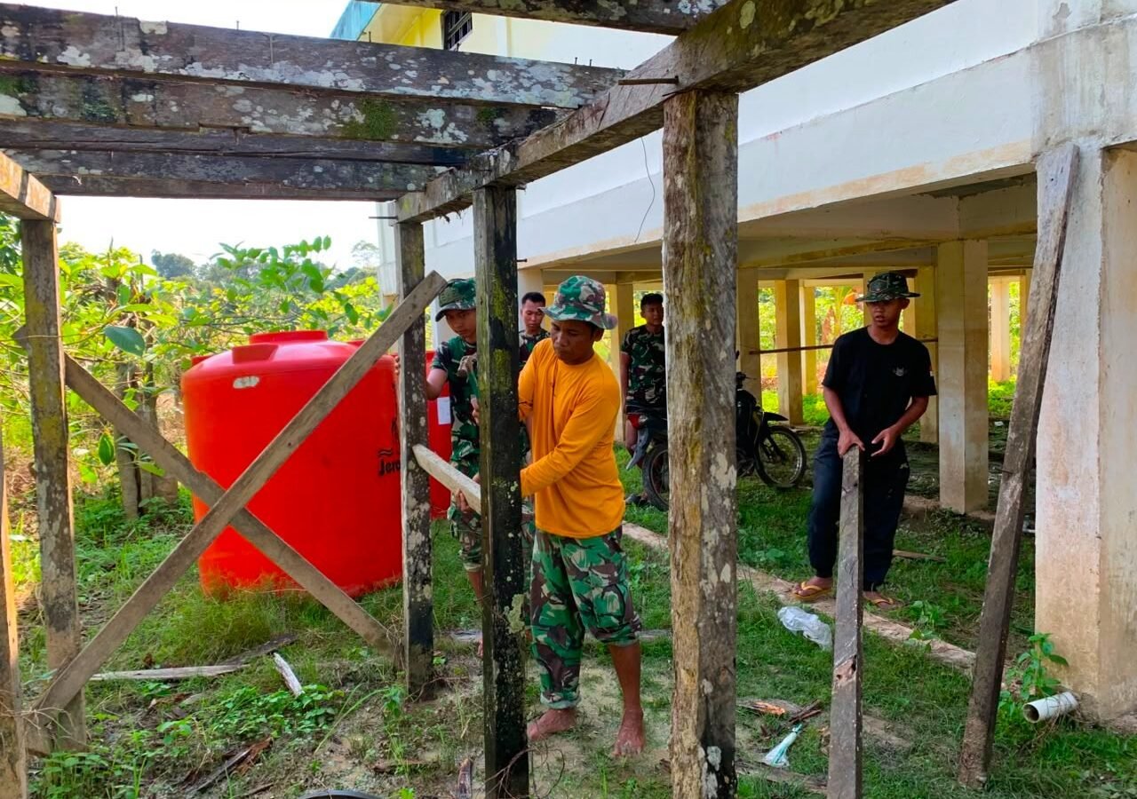 Kerja Sama Tim TMMD dalam Membangun Tiang Sumur Bor di Masjid Al-Hidayah