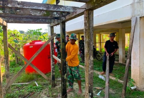 Kerja Sama Tim TMMD dalam Membangun Tiang Sumur Bor di Masjid Al-Hidayah