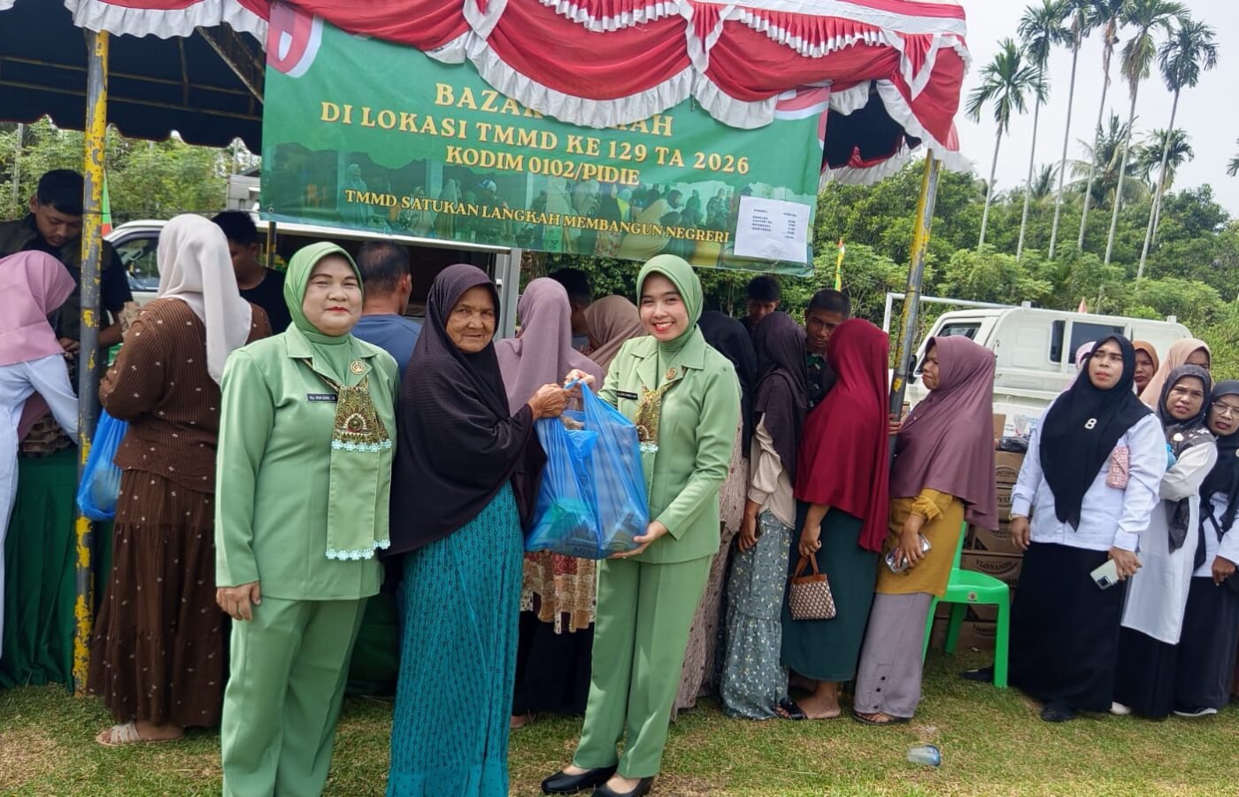 Persit dan Bhayangkari Gelar Bazar Murah untuk Warga Pidie dalam TMMD ke-129