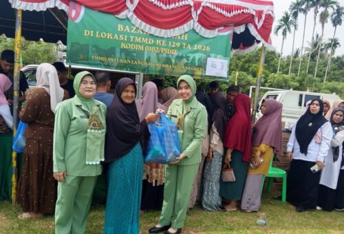Persit dan Bhayangkari Gelar Bazar Murah untuk Warga Pidie dalam TMMD ke-129