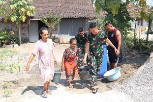 Bukti Kepedulian: Satgas TMMD 129 Bojonegoro Berikan Air Bersih bagi Lansia