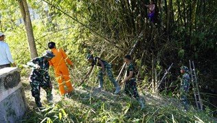 Upaya Bersama Jaga Lingkungan: Satgas TMMD 129 Bojonegoro dan Komunitas Lokal Bersihkan Tepian Sungai Kesongo