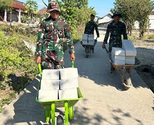 Gerobak Dorong: Alat Utama Satgas TMMD 129 Bojonegoro dalam Pengangkutan Material