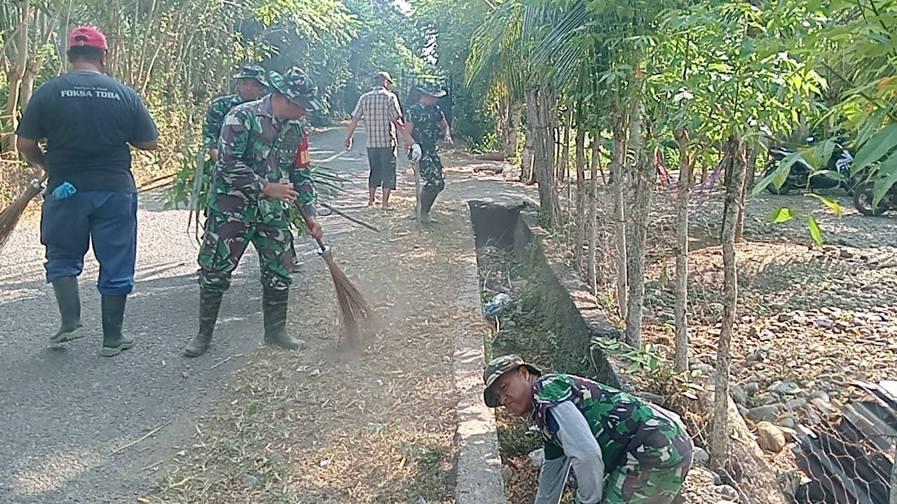 Gotong Royong di TMMD Ke-129: Kebersihan dan Kemanunggalan TNI-Rakyat