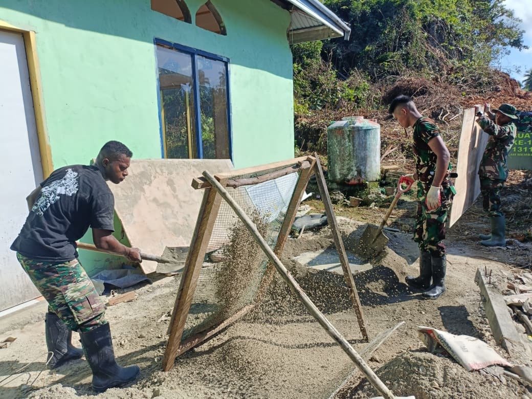 Progres Pembangunan MCK Masjid di Desa Polewali Capai Tahap Penempatan Keramik