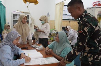 Kolaborasi TNI dan Tenaga Kesehatan: TMMD 129 Bojonegoro Menyediakan Layanan Keluarga Berencana Gratis