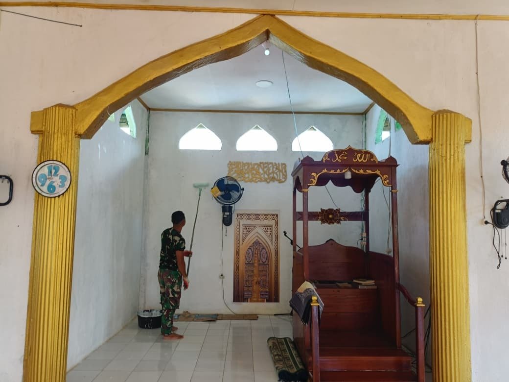 Pekerjaan Pengecatan Masjid di Polewali Terus Berlanjut