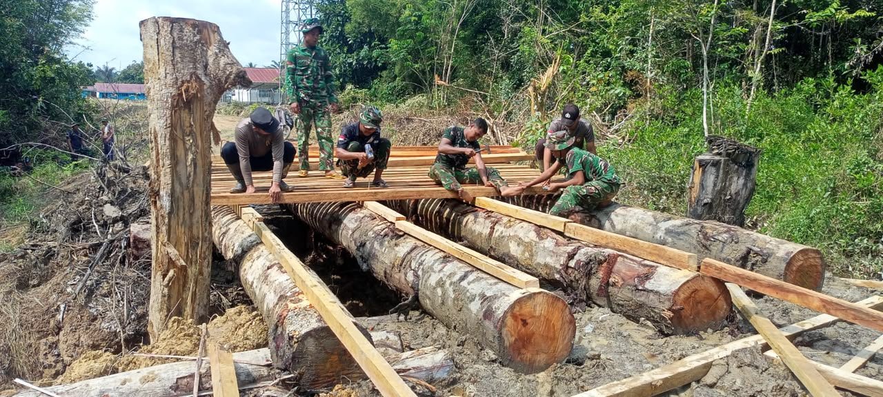 Sinergi TNI-Polri dan Masyarakat Percepat Pembangunan Jembatan Danau Belatung