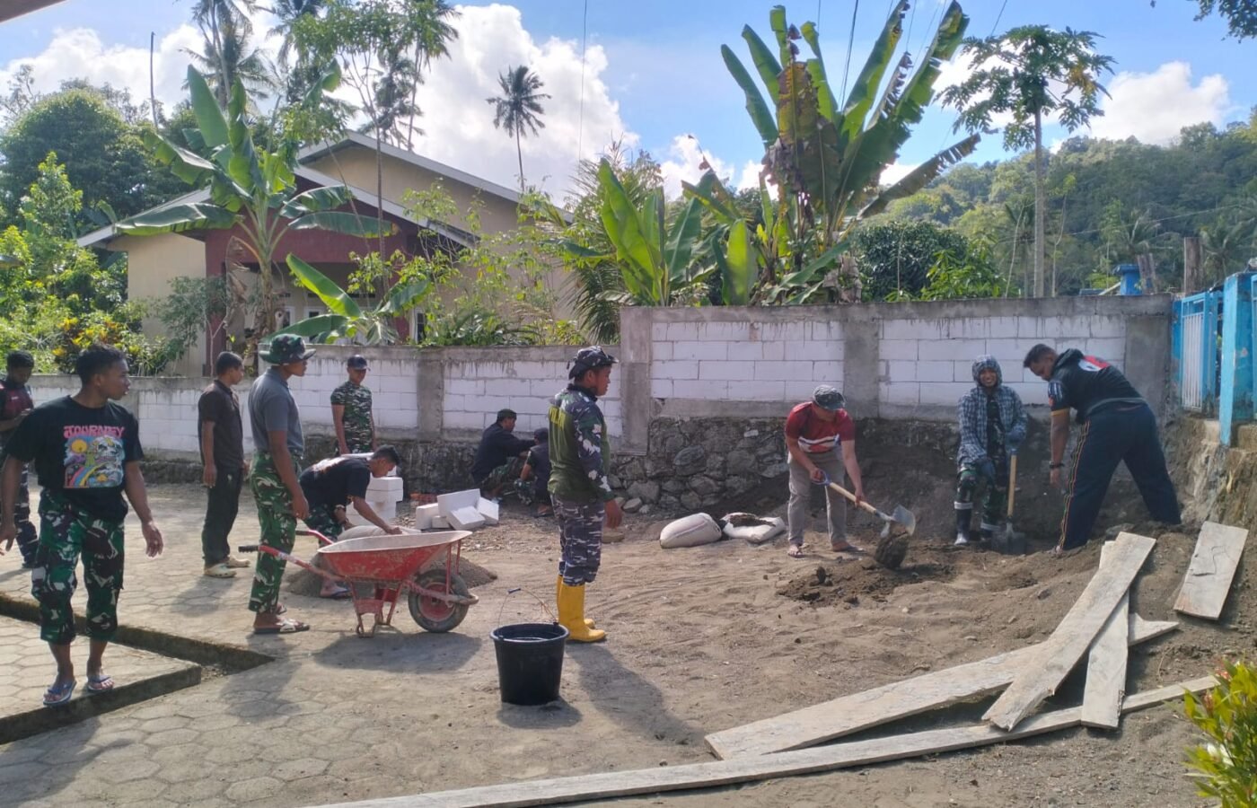 Kepedulian Terhadap Tempat Ibadah, Satgas TMMD Ke-129 Kodim 1407/Bone Bersama Warga Tanggap Benahi Halaman Masjid