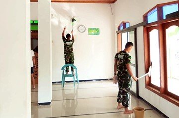 Kebersamaan Dalam Kebersihan: Satgas TMMD 129 Bojonegoro dan Warga Kesongo Beraksi di Masjid