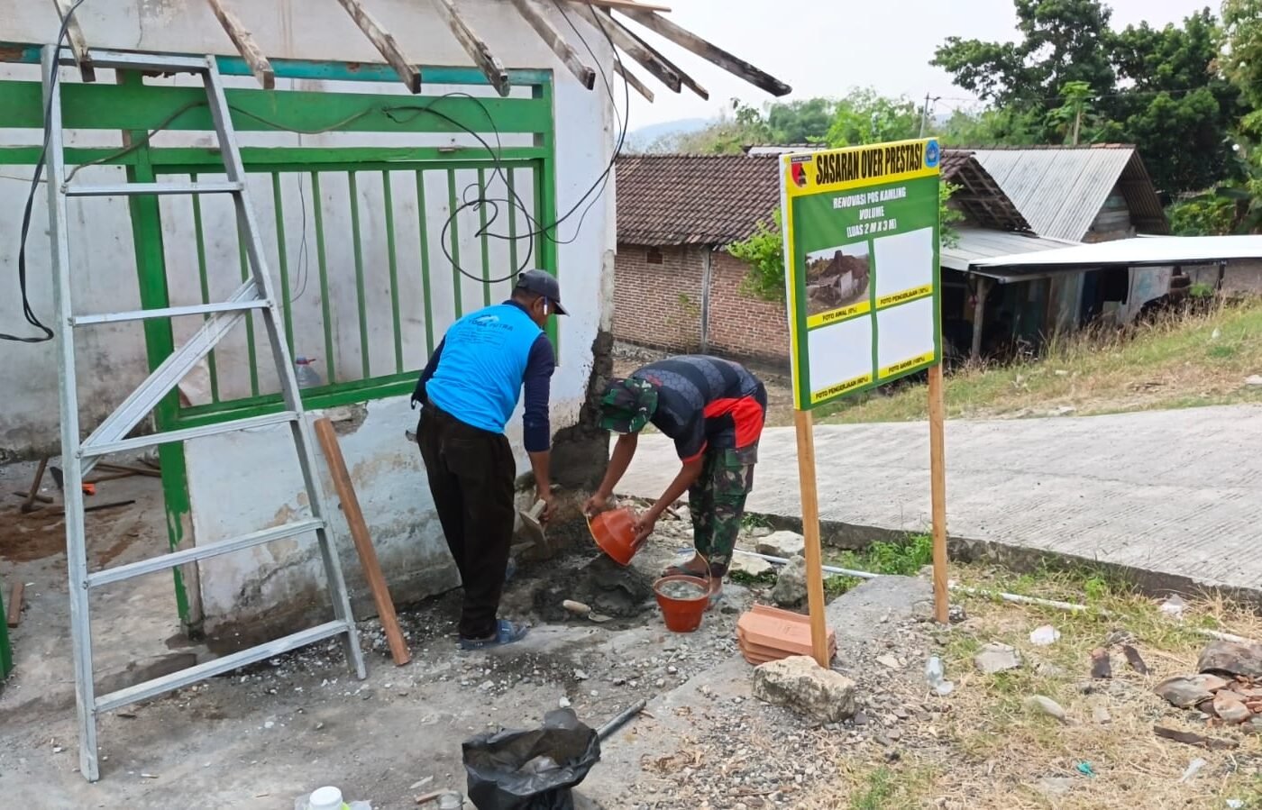 Rehabilitasi Pos Keamanan Lingkungan, Satgas TMMD 129 Genjot Pembangunan di Desa Tlemang