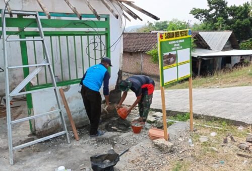 Rehabilitasi Pos Keamanan Lingkungan, Satgas TMMD 129 Genjot Pembangunan di Desa Tlemang