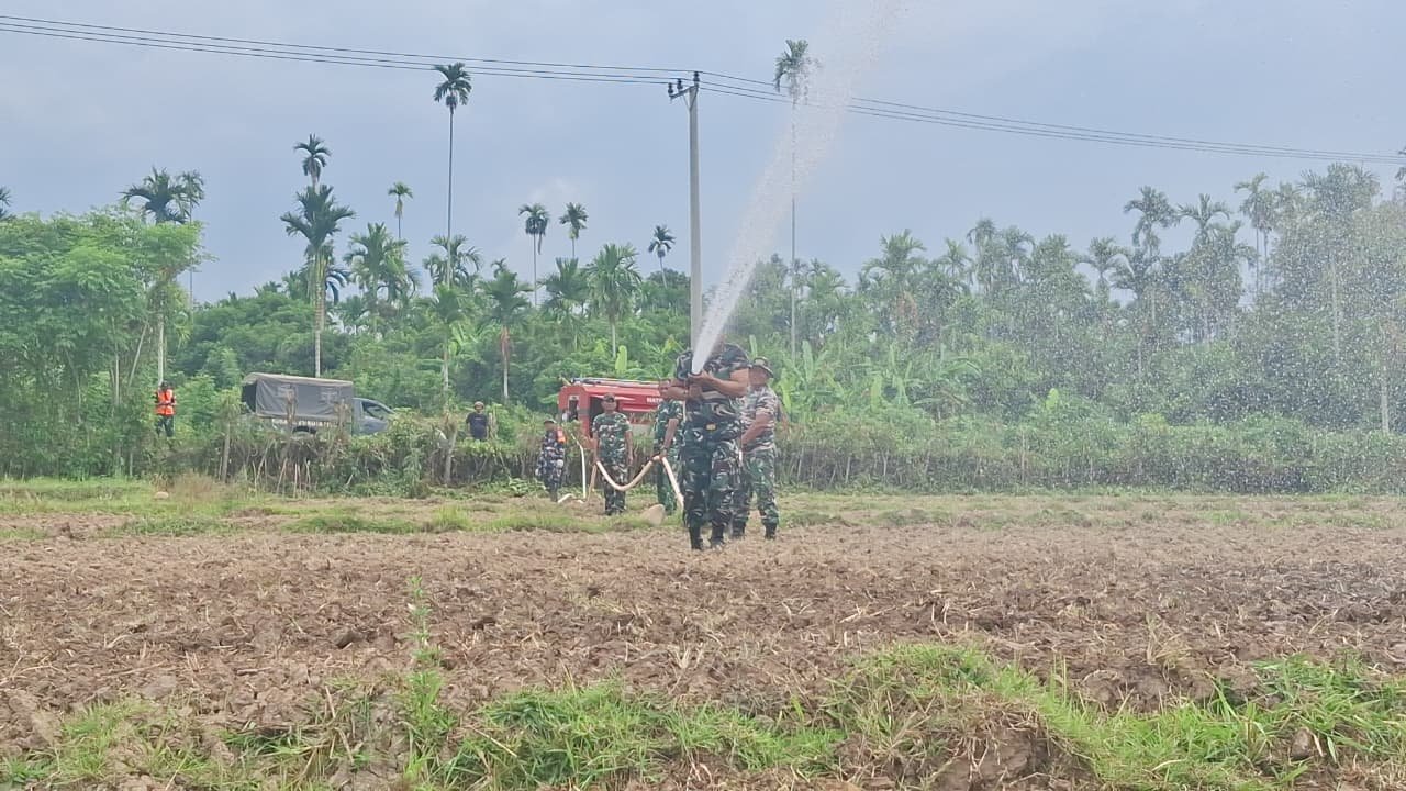 Dukungan Penuh Satgas TMMD Kodim 0102/Pidie dalam Menghadapi Cuaca Panas