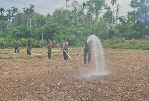 Dukungan Satgas TMMD Ke-129 di Pidie: Penyiraman Lahan Jagung dengan Armada Damkar