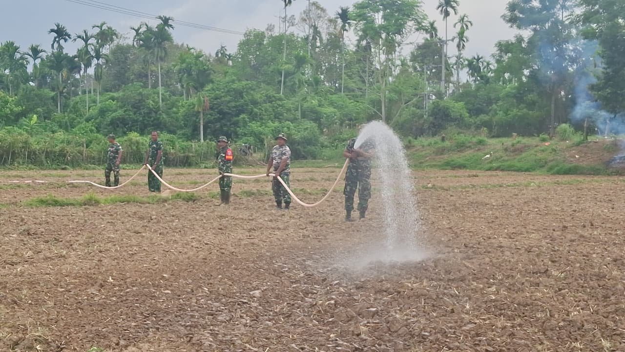 Dukungan Satgas TMMD Ke-129 di Pidie: Penyiraman Lahan Jagung dengan Armada Damkar