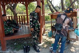 Keberadaan Satgas TMMD Bojonegoro Dukung Usaha Bakso Pak Sholeh