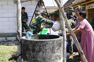 Kepedulian TNI untuk Warga Krebet: Penyaluran 11.000 Liter Air Bersih oleh Satgas TMMD 129 Bojonegoro