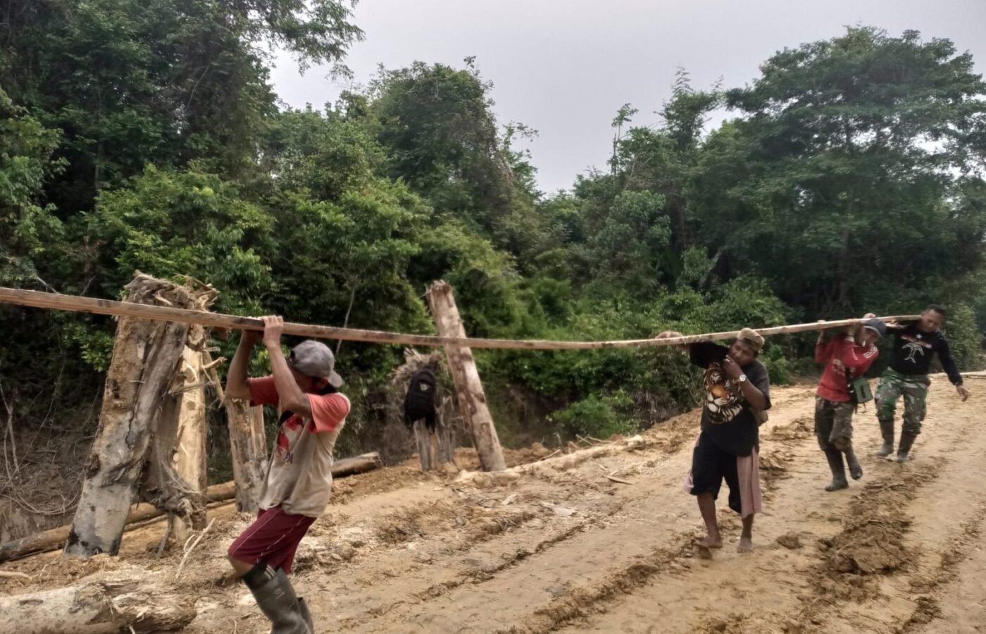 Kebersamaan dalam Membangun, Satgas TMMD Kodim 1206/Putussibau Angkut Material Kayu untuk Jembatan