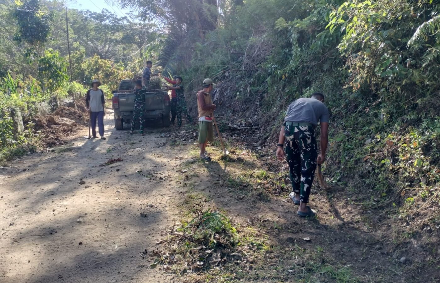 Kolaborasi TNI dan Warga, Satgas TMMD Ke-129 Kodim 1407/Bone Lestarikan Kebersihan Jalan