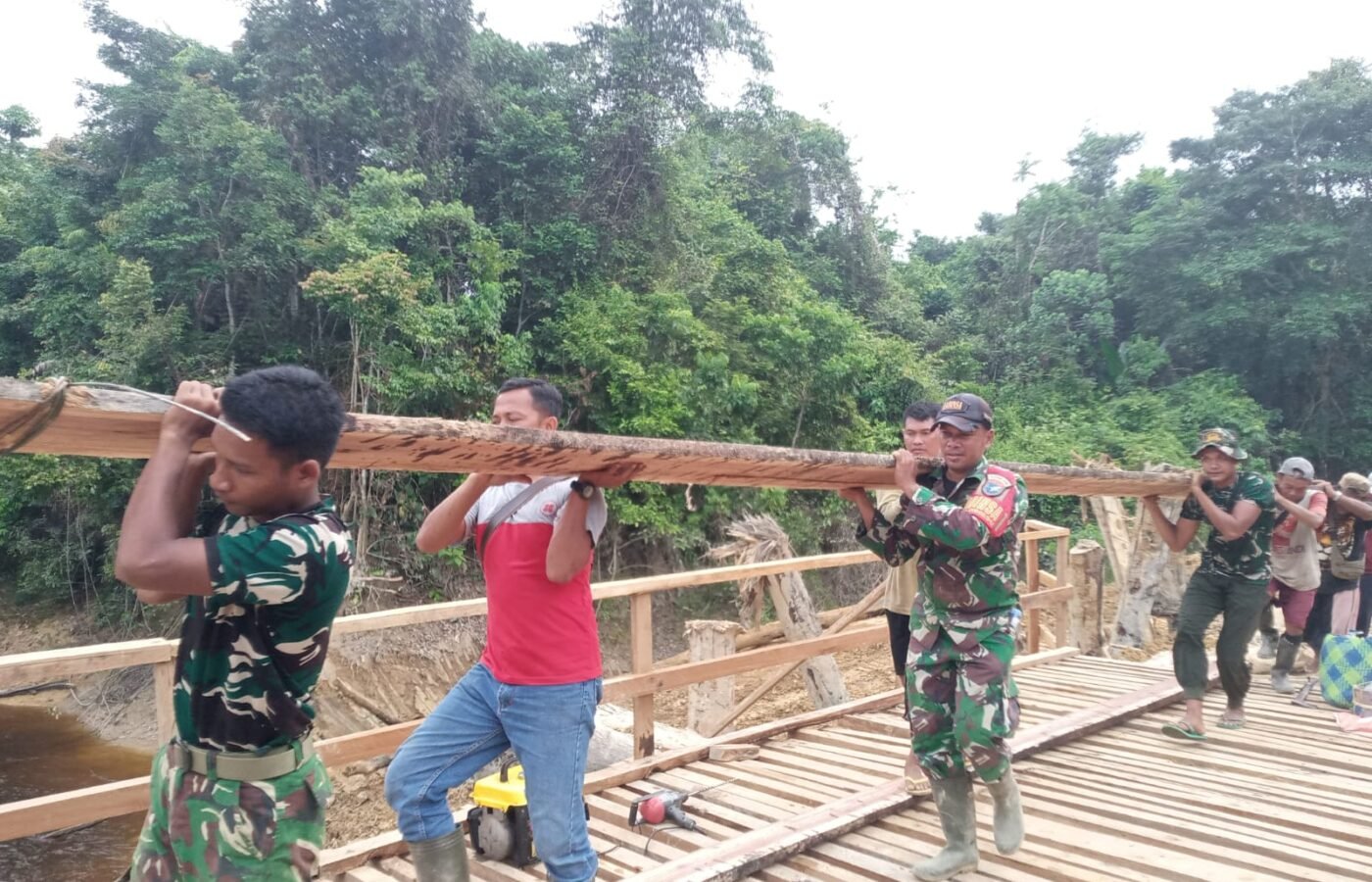 Satgas TMMD Tampilkan Kerja Keras dalam Angkut Material Jembatan di Medan Sulit