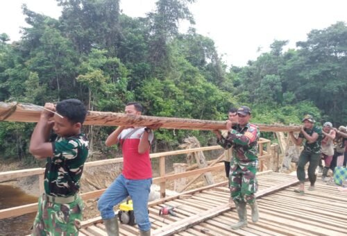 Satgas TMMD Tampilkan Kerja Keras dalam Angkut Material Jembatan di Medan Sulit