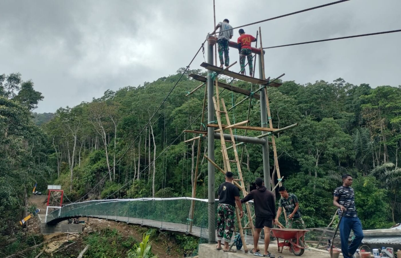 Pemeliharaan Jembatan Gantung, Satgas TMMD Ke-129 Kodim 1407/Bone Kembali Lanjutkan Pengecatan