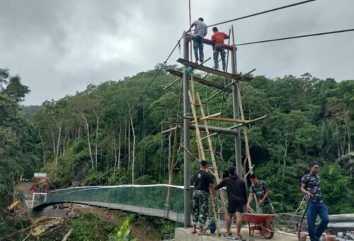 Pemeliharaan Jembatan Gantung, Satgas TMMD Ke-129 Kodim 1407/Bone Kembali Lanjutkan Pengecatan