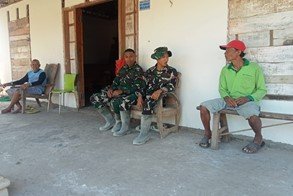 Keakraban TNI dan Warga: Membangun Hubungan di TMMD 129 Bojonegoro