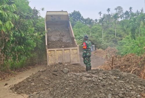 Pengerjaan Proyek Jalan TMMD Ke-129 Kodim 0102/Pidie Semakin Lancar Berkat Pasokan Material