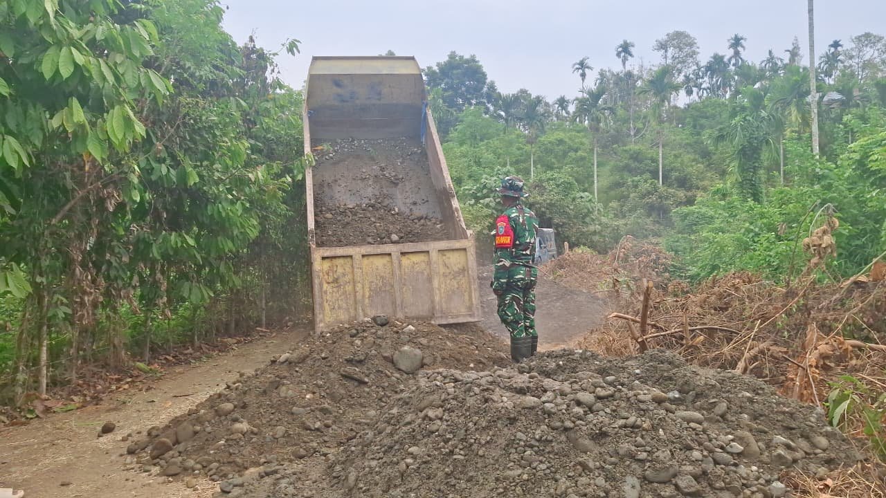 Pengerjaan Proyek Jalan TMMD Ke-129 Kodim 0102/Pidie Semakin Lancar Berkat Pasokan Material