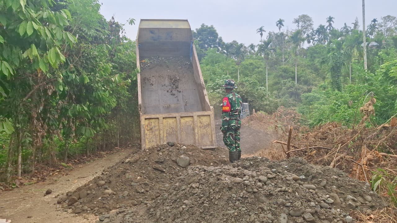 Penguatan Akses Jalan, Satgas TMMD Ke-129 Kodim 0102/Pidie Fokus pada Distribusi Material
