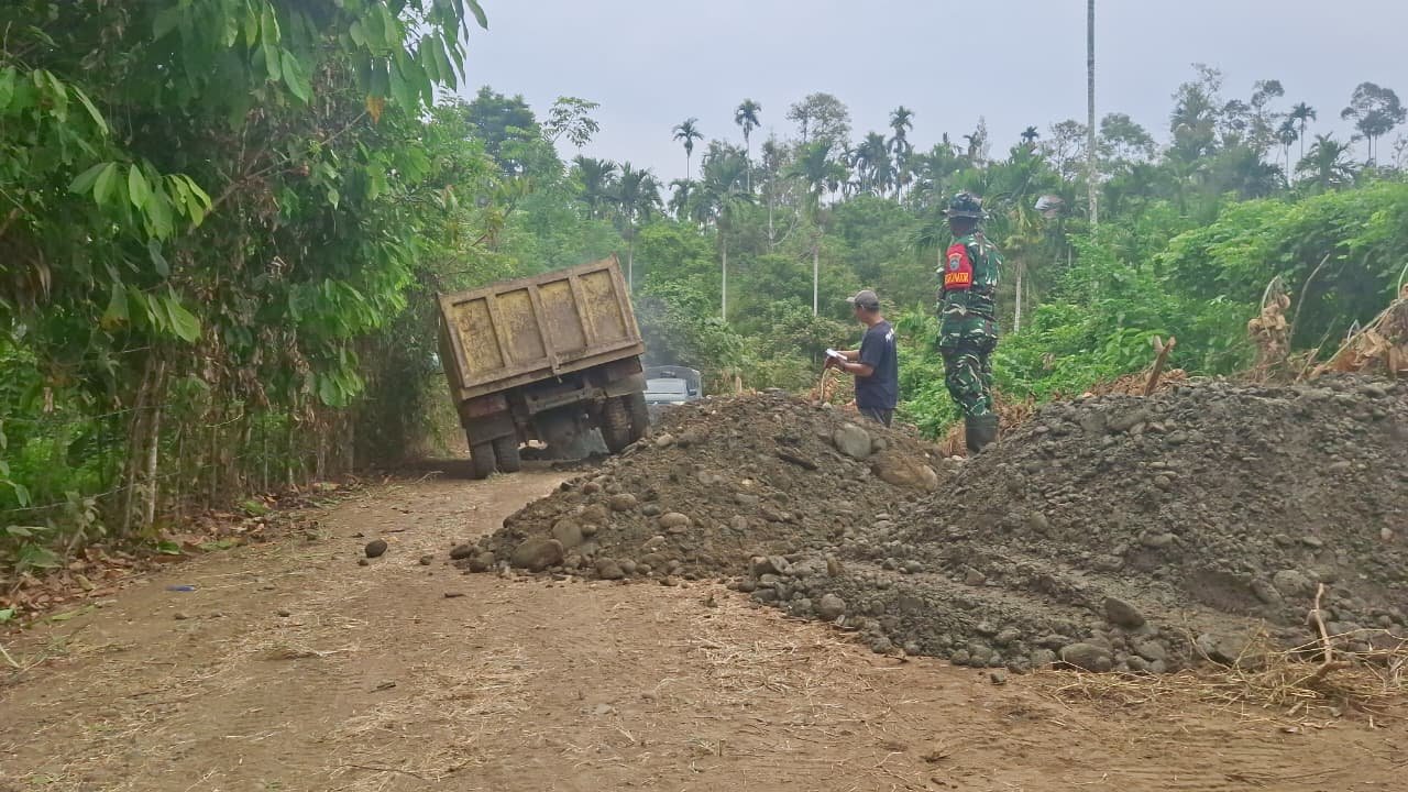 Peranan Distribusi Material dalam Proyek Pembangunan Jalan TMMD Ke-129 Kodim 0102/Pidie