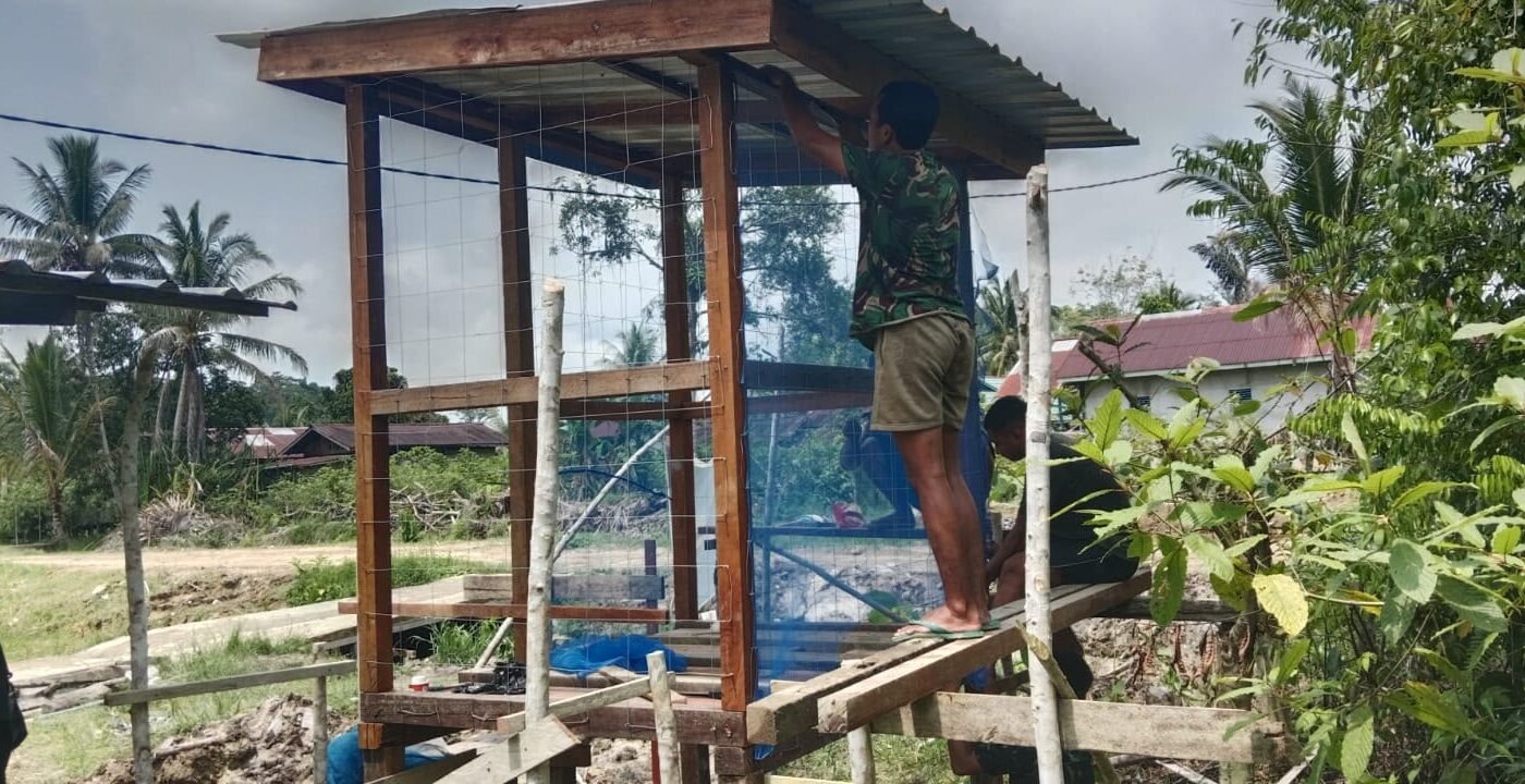 Pembangunan MCK Masjid Al-Hidayah, Satgas TMMD Kodim 1206/Putussibau Mempercepat Proses Akhir