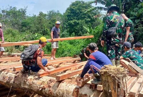 Pembangunan Jembatan Pala Pintas Temberu Dikebut oleh Satgas TMMD Kodim 1206/Putussibau