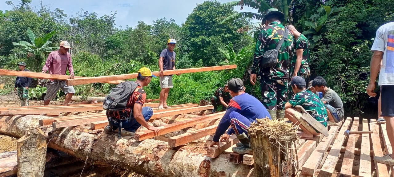 Pembangunan Jembatan Pala Pintas Temberu Dikebut oleh Satgas TMMD Kodim 1206/Putussibau