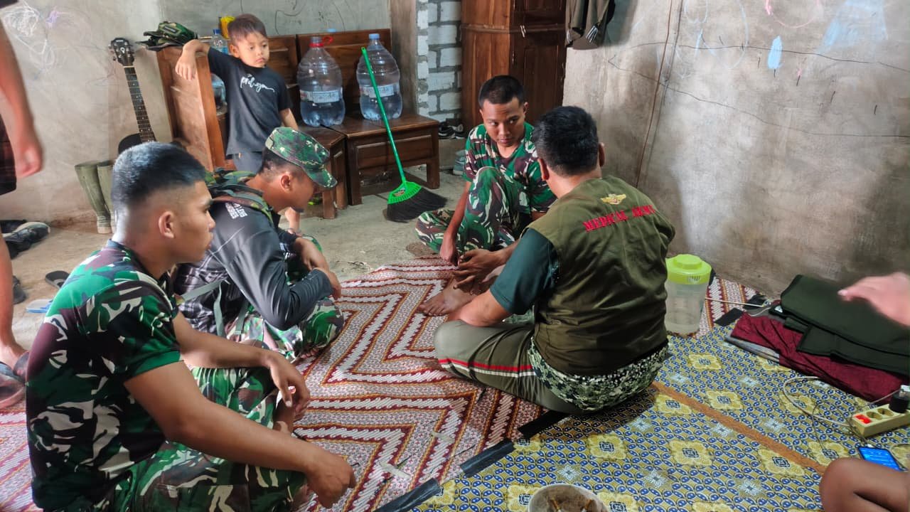 Kesehatan Prajurit Terjaga, Tim Medis TMMD 129 Lakukan Pendekatan dari Pintu ke Pintu