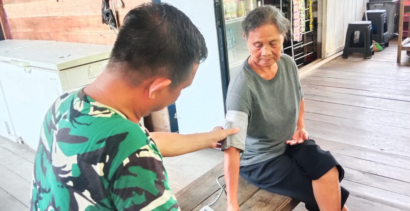 Perhatian Kesehatan Utama di TMMD, Tim Medis Kodim 1206/Putussibau Jaga Kebugaran Prajurit